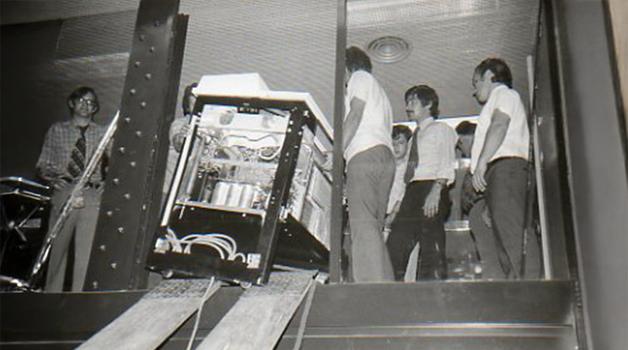 1974 - Llegada primera computadora